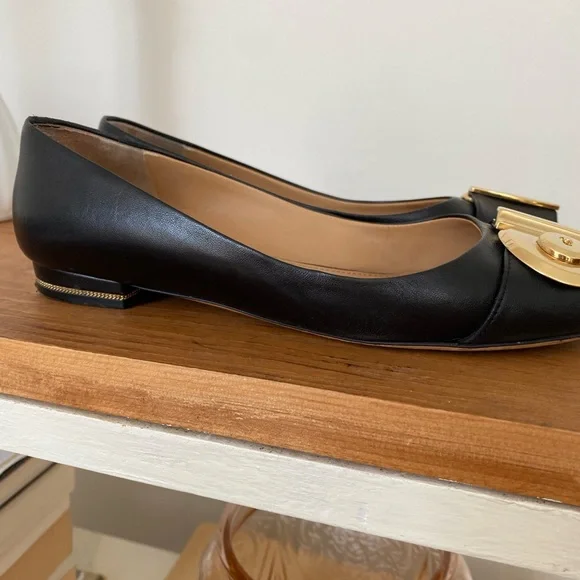 Salvatore Ferragamo Fiamma keyhole black and gold flats - Picture 6 of 12